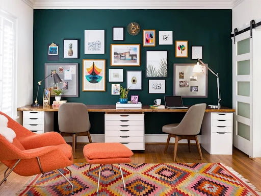 Dining room with a carefully aligned patterned wallpaper installation